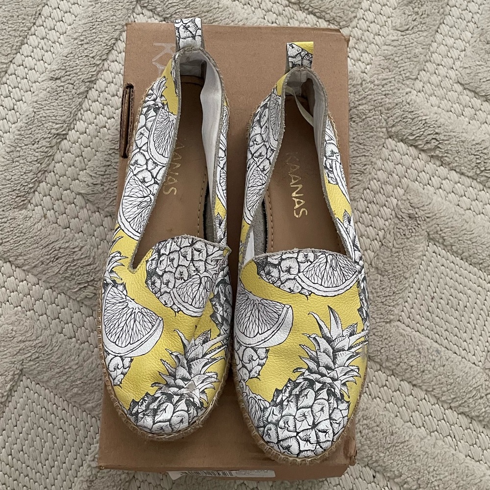 KAANAS Espadrille sneaker
Size 9.